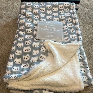Super soft cat decorated throw blanket. Size 50”x60”